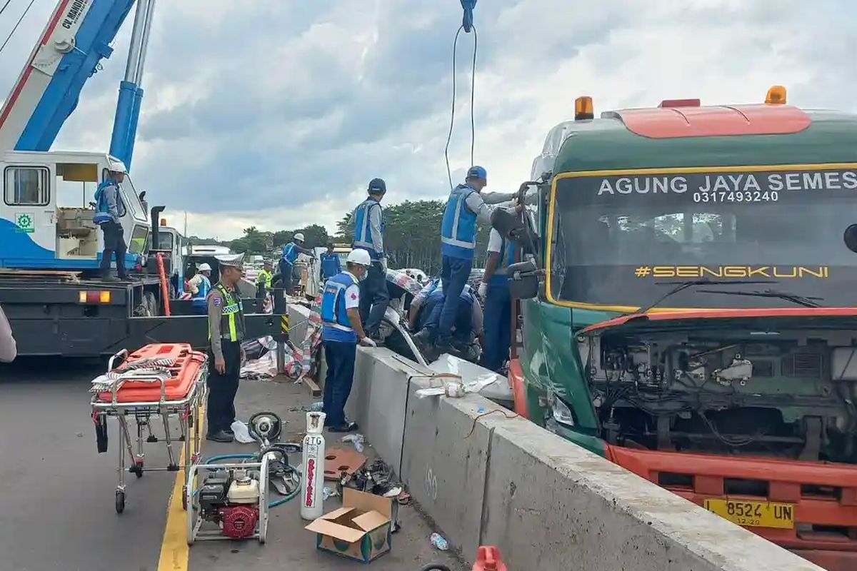 Mobil Tertimpa Besi di Tol Batang, Ini Bahaya Laten Truk ODOL