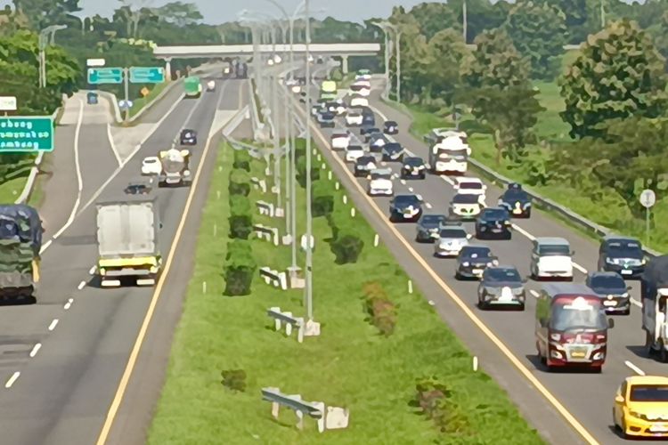 Mobil Hybrid Parkir di Bawah Terik Matahari, Amankah Baterainya?