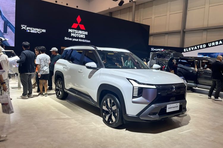 Pernah Pakai Mirage, Diplomat Jepang Nostalgia di Booth Mitsubishi