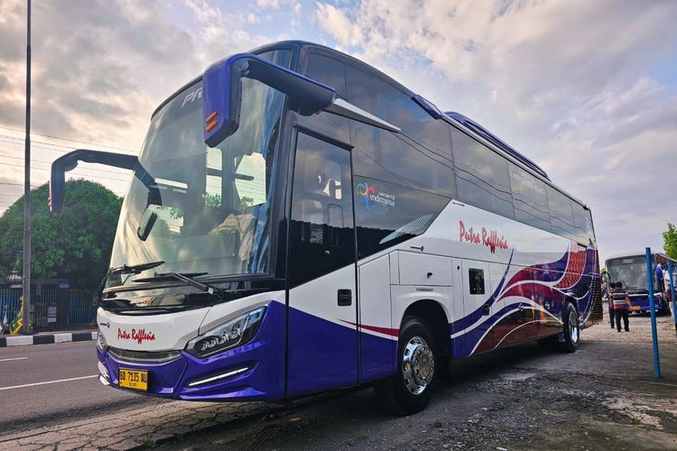 Bus Single Glass Baru PO Putra Rafflesia Buatan Tentrem dan New Armada