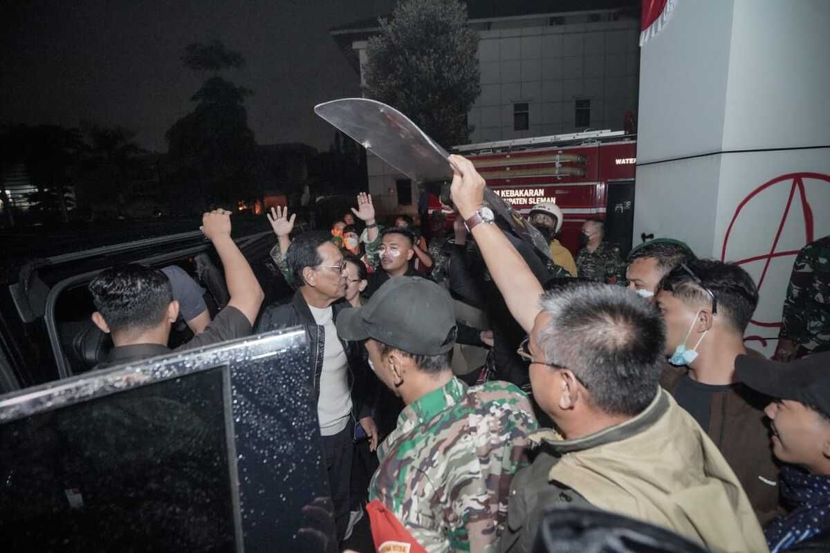 Momen Sultan HB X Pakai Lexus LM 350h, Turun Langsung Temui Massa