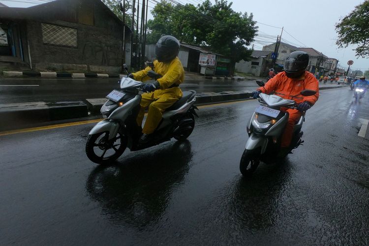 Cara Aman Naik Motor Matik di Jalan Licin