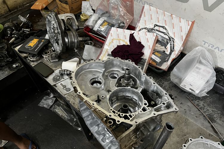 Jangan Asal Kuras, Ini Bedanya Flushing dan Ganti Oli Transmisi Matik