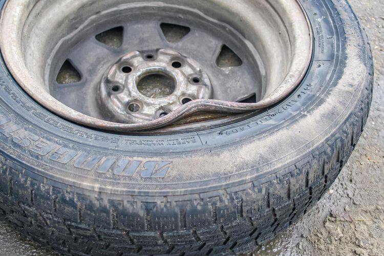 Pelek Pecah karena Hantam Lubang, Mobil Bisa Langsung Melintir