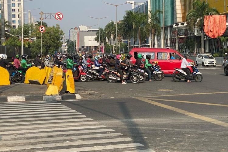 Apa Fungsi Marka Garis Kotak Kuning di Tengah Jalan?