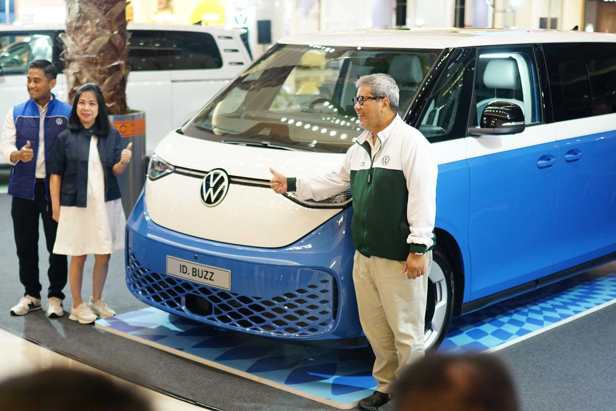 Volkswagen Selenggarakan Penyerahan Perdana ID. Buzz untuk Konsumen di Surabaya