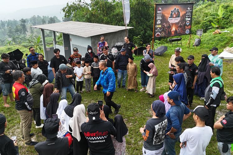 Komunitas Motor Padukan Motoran dan Berbagi Kebahagiaan