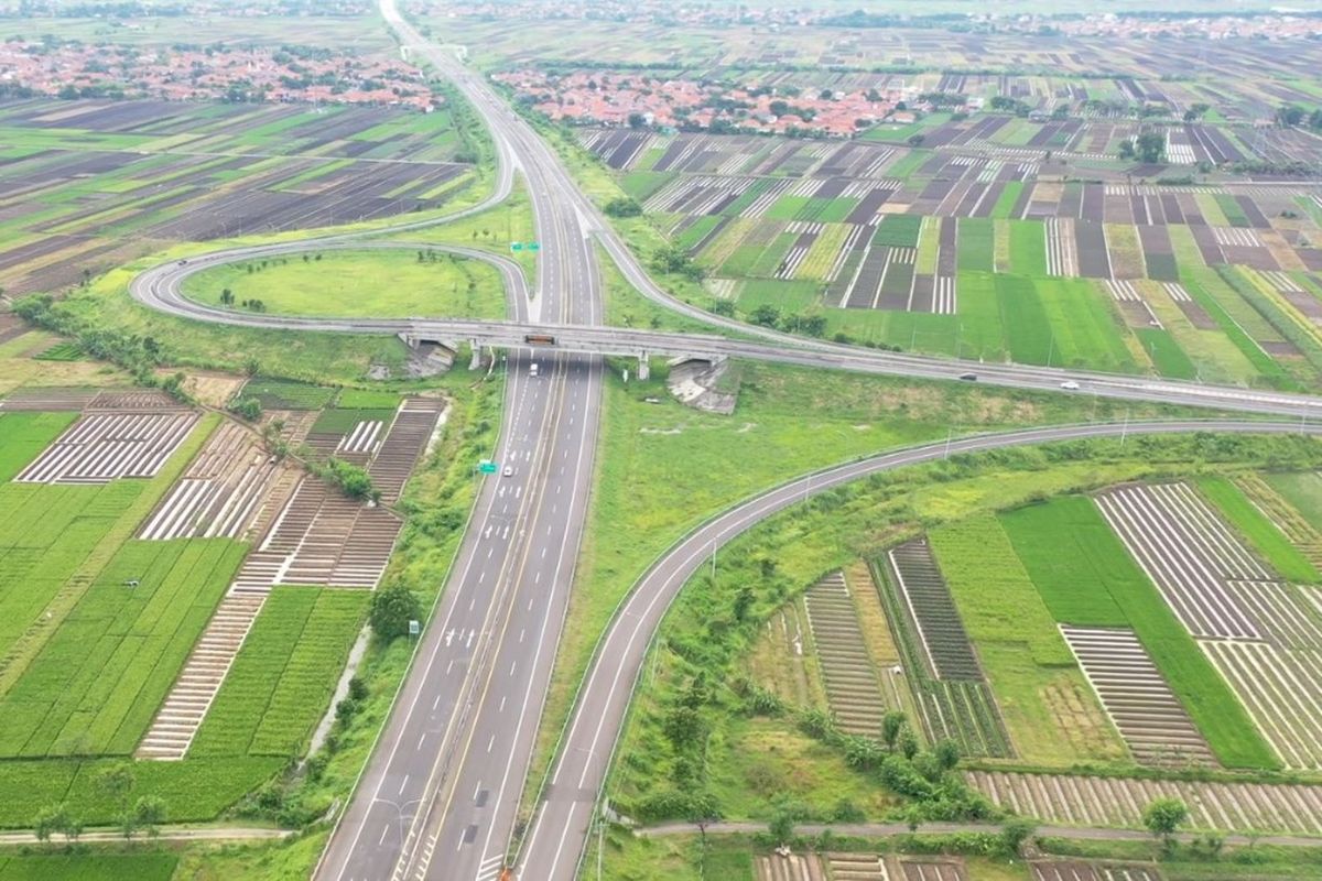 Kebablasan Exit Tol, Truk Nekat Putar Balik di Tol Pejagan-Pemalang