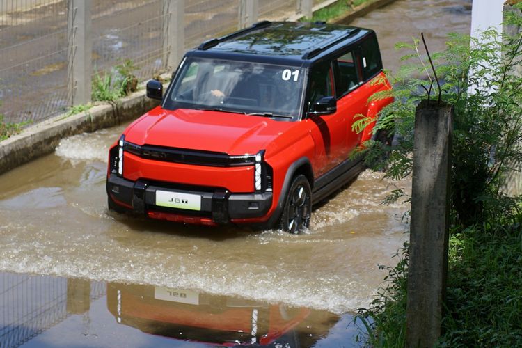 Jangan Nekat, Mobil Listrik Belum Tentu Jagoan buat Terjang Banjir