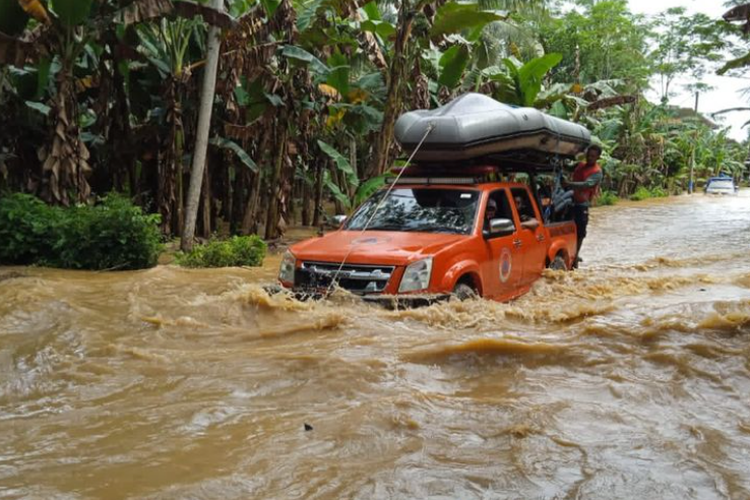 Jangan Menerobos Aliran Banjir, Mobil Bisa Hanyut