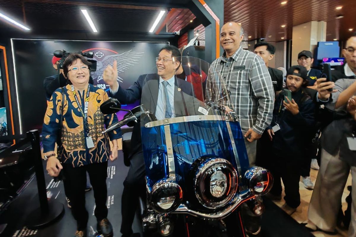 Kala Menkeu Purbaya Tunggangi Harley Davidson di GIIAS 2026