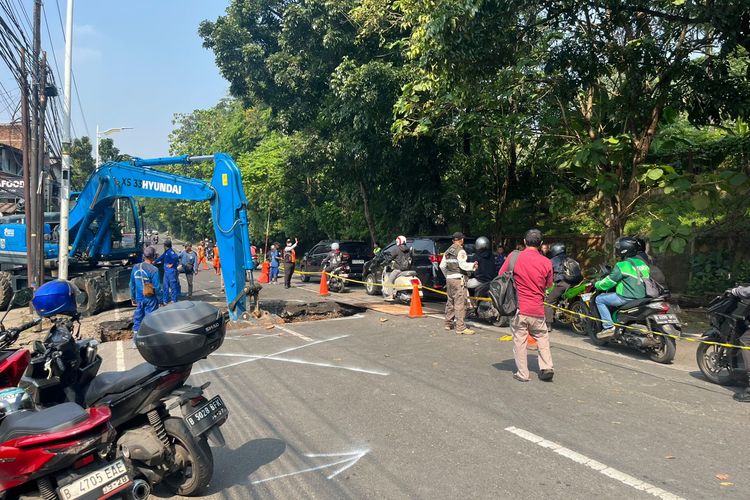 Jalan Raya Lenteng Agung Arah Depok Ambles, Lalu Lintas Macet Parah