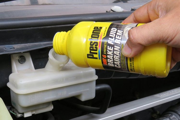 Jangan Tunggu Bermasalah, Ini Waktu Tepat Ganti Minyak Rem Mobil