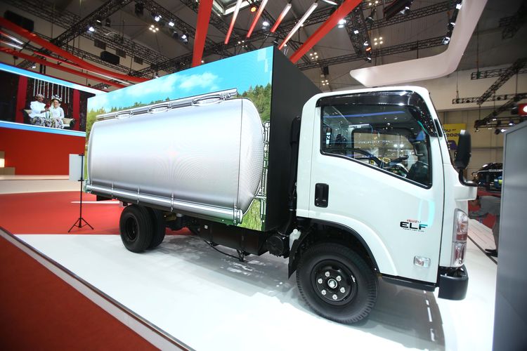Isuzu ELF NMR: Kendaraan Niaga dengan Layar LED