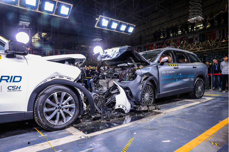 Chery Uji Tabrak Mobil Tiggo Lawas Usia di Atas 10 Tahun
