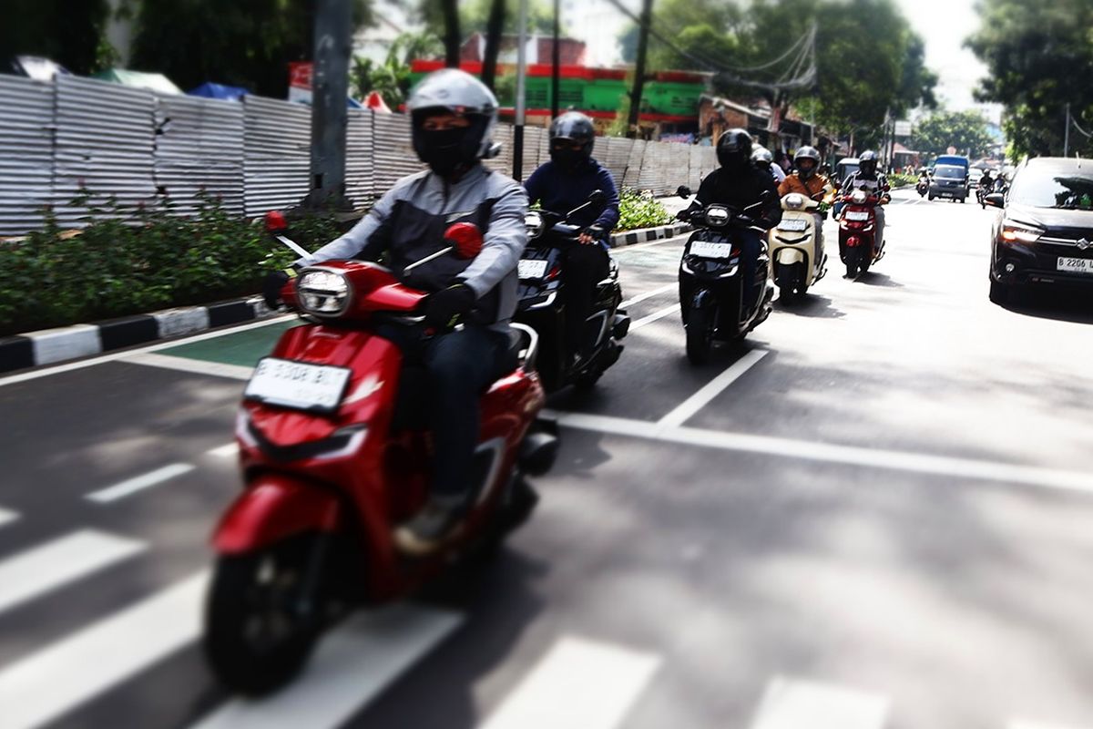 Penge dara Motor Jangan Menyalip Mobil dari Dua Sisi Sekaligus