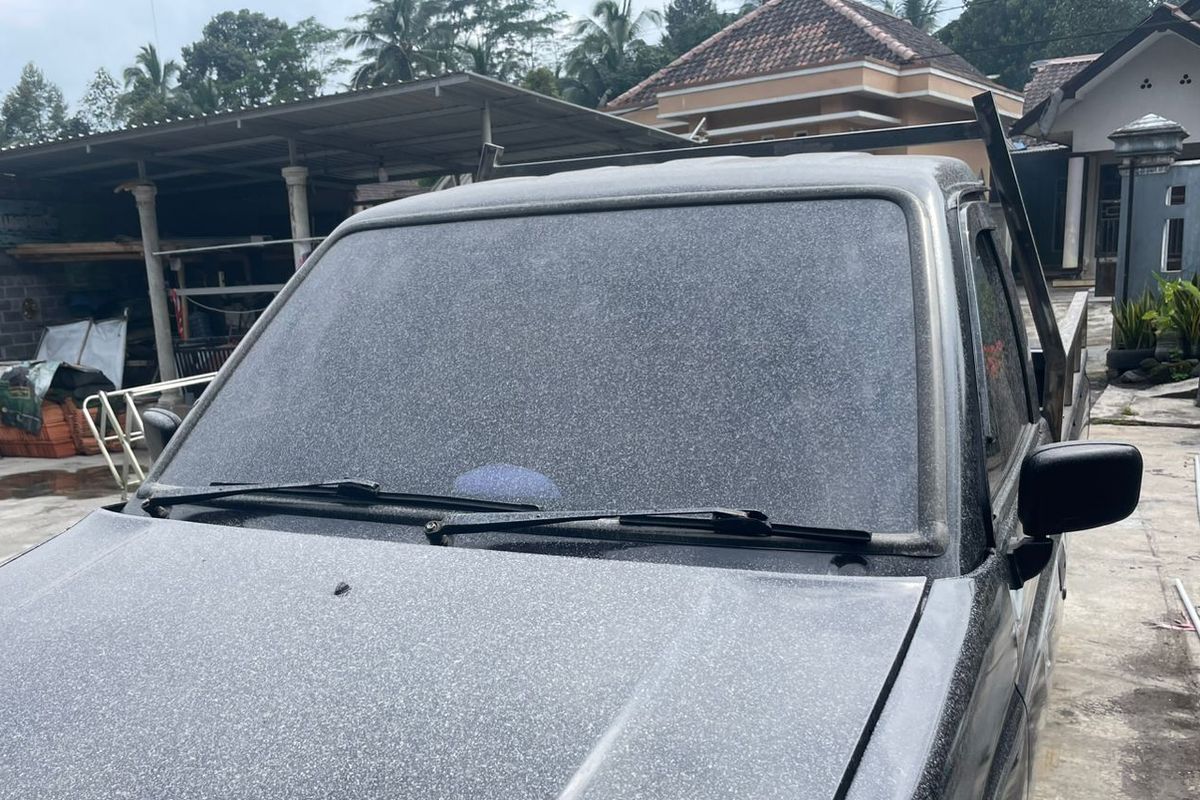 Cara Benar Bersihkan Abu Vulkanik di Kaca Mobil, Jangan Pakai Wiper