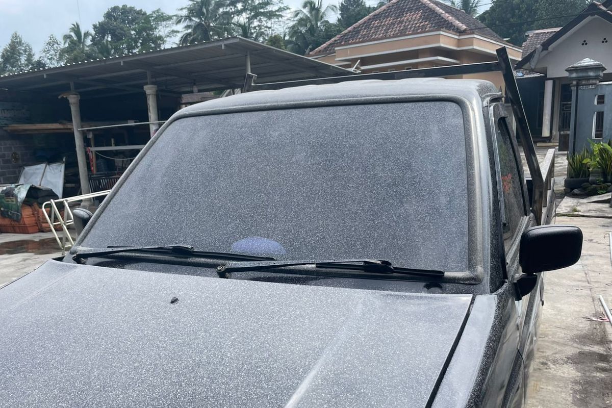 Cara Benar Bersihkan Abu Vulkanik di Kaca Mobil, Jangan Pakai Wiper