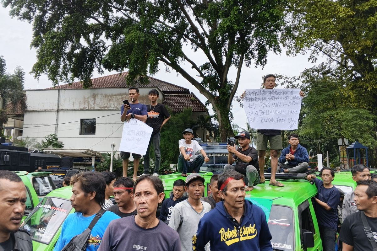 Sopir Angkot di Bogor Takut Kehilangan Mata Pencaharian