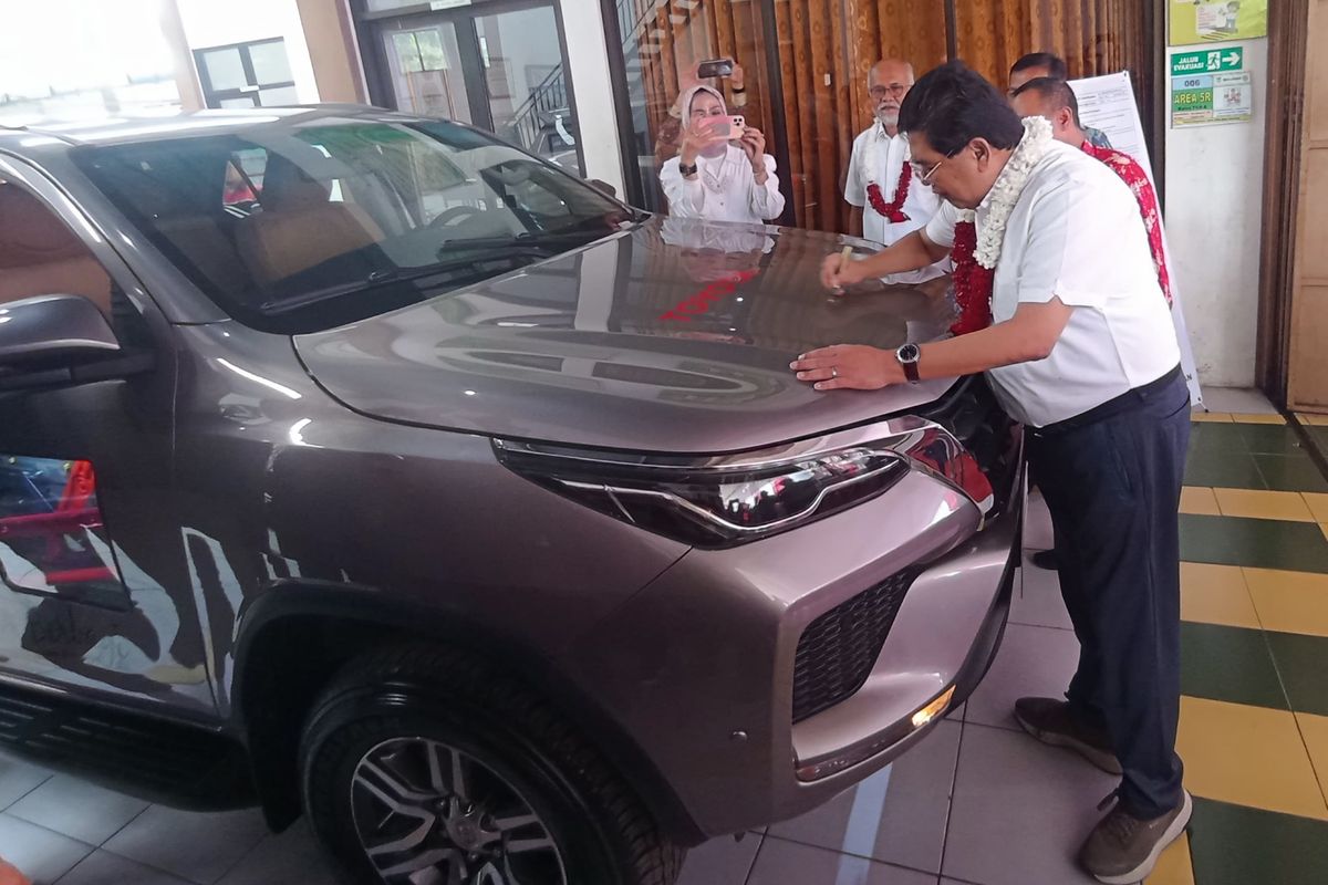 Toyota, Toyota Fortuner, Toyota Indonesia Donasikan Fortuner ke SMKN 2 Salatiga