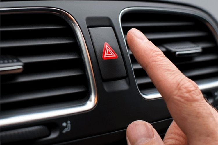 Mengabaikan Segitiga Darurat Bisa Picu Kecelakaan Beruntun di Tol