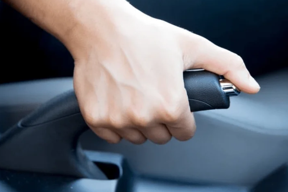 Ini yang Terjadi jika Rem Tangan Masih Aktif Saat Mobil Bergerak