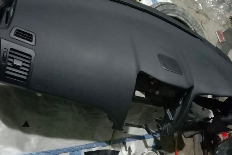 Dasbor Mobil Mulai Lengket dan Mengilap, Begini Cara Merawatnya