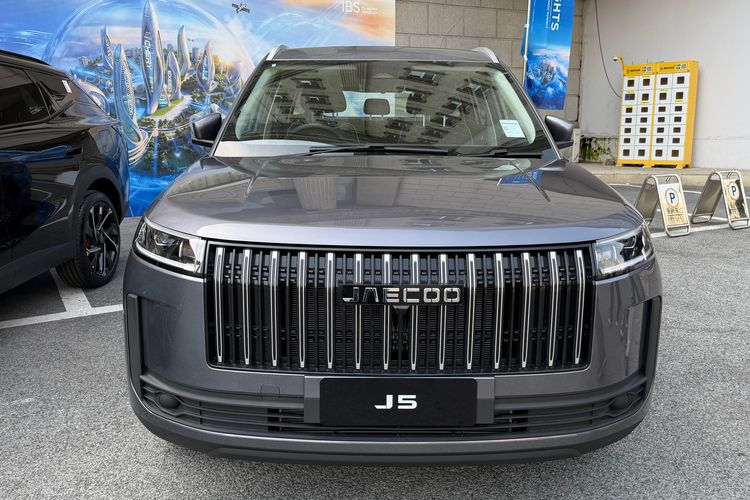 Jaecoo J5 Bensin vs Listrik, Apa Saja Perbedaannya?