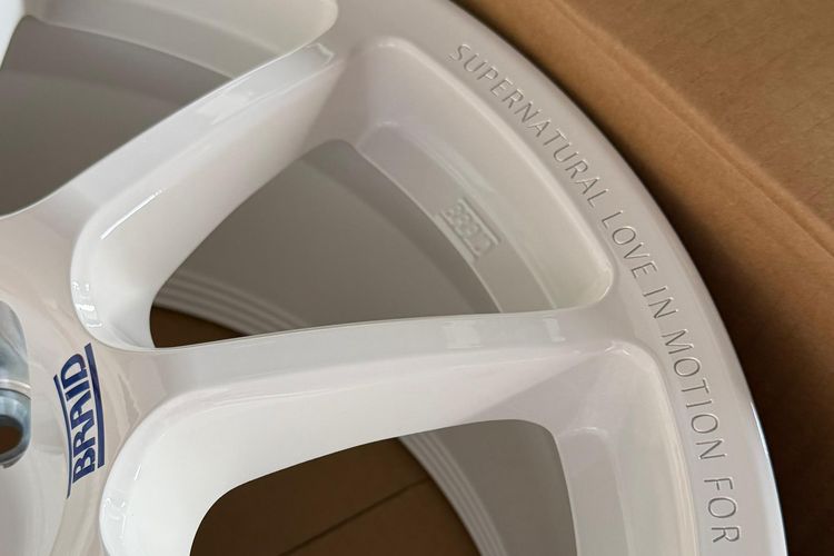 BYD M6 Snowy: Rally EV Penuh Kisah, Simbol Cinta Abadi Suami