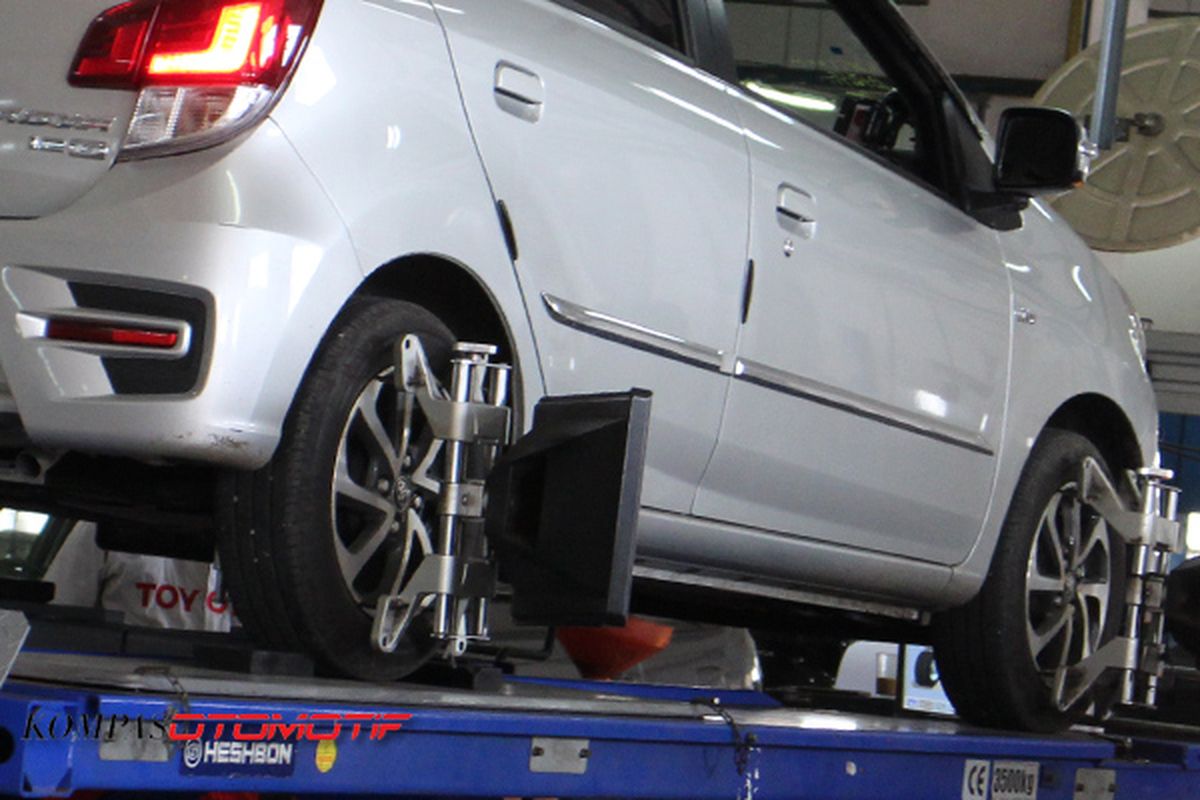 Video Sopir Angkot Spooring Ban Secara Manual, Cuma Modal Benang