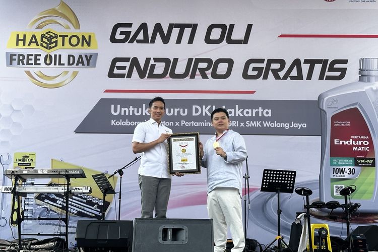 Ganti Oli Massal 2.500 Motor Guru Cetak Rekor MURI