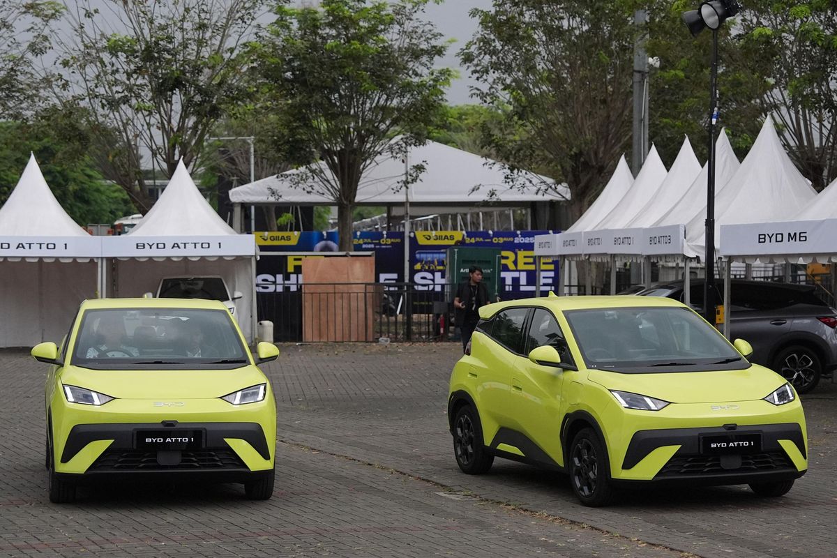 Perbandingan Cicilan Mobil Listrik BYD Atto 1 vs Toyota Agya