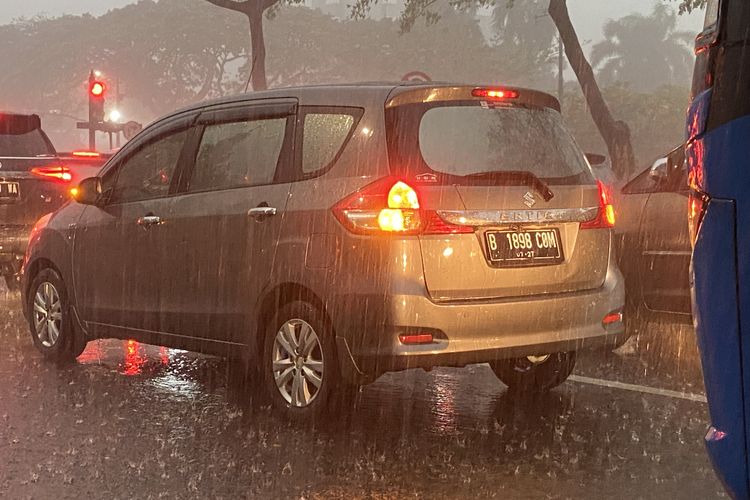 Banyak Disalahgunakan Saat Mudik, Ini Fungsi Asli Lampu Hazard