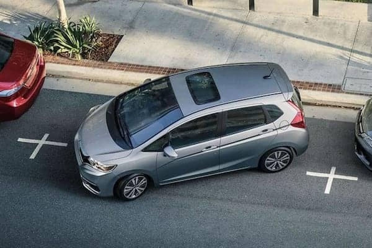 Biar Aman, Pahami Cara Parkir Pararel Mobil