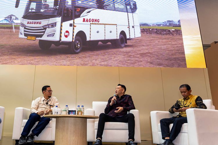 Canter Extra Long Bus: Solusi Angkutan Massal dari Mitsubishi Fuso