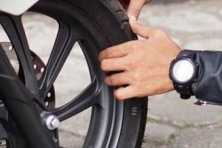 Naikkan Tekanan Ban Motor Bikin Irit BBM, Mitos atau Fakta?