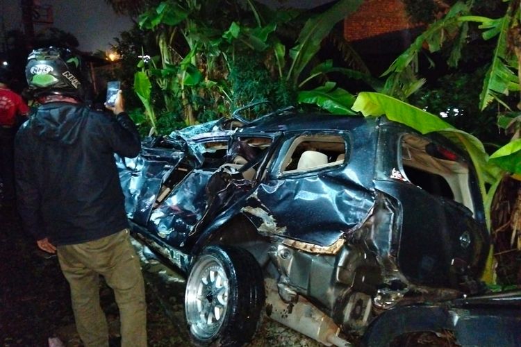 Peyebab Nissan Grand Livina Tertabrak KRL di Bogor, Ban Mobil Selip Saat Melintas Rel