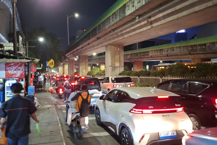 Pembongkaran JPO Selesai, Jalan Kapten Tendean Kembali Dibuka