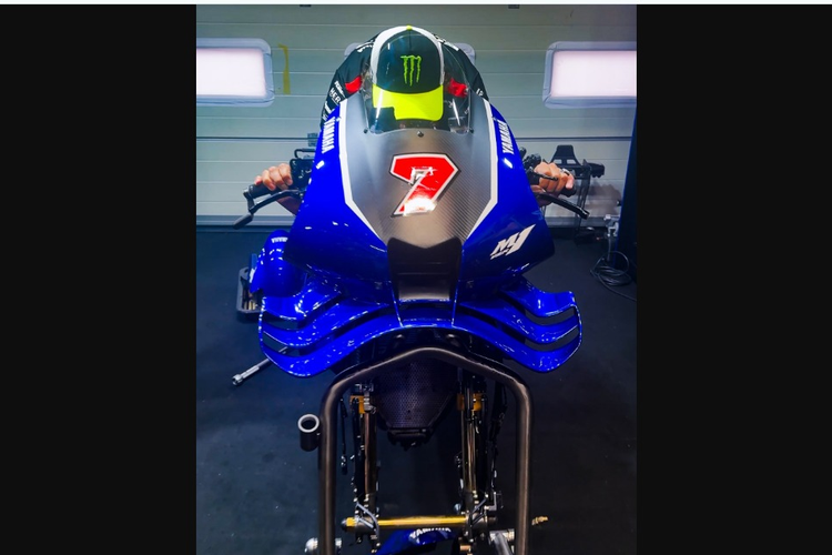 Momen Rossi Duduk di Yamaha M1 V4 Dengan Senyum Penuh Makna