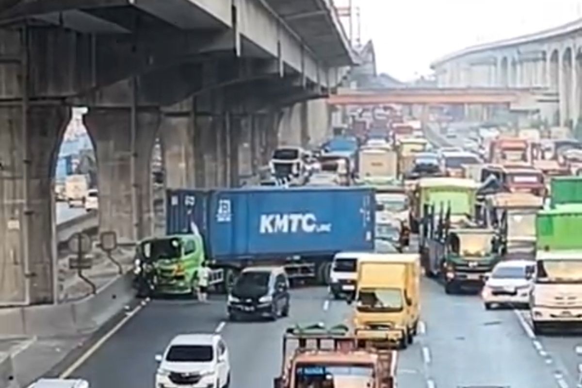 Truk Trailer Tabrak Brio dan Pembatas Tol Japek, Ingat Bahaya Microsleep