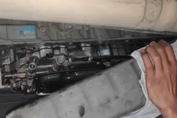 Jangan Asal Kuras, Ini Bedanya Flushing dan Ganti Oli Transmisi Matik