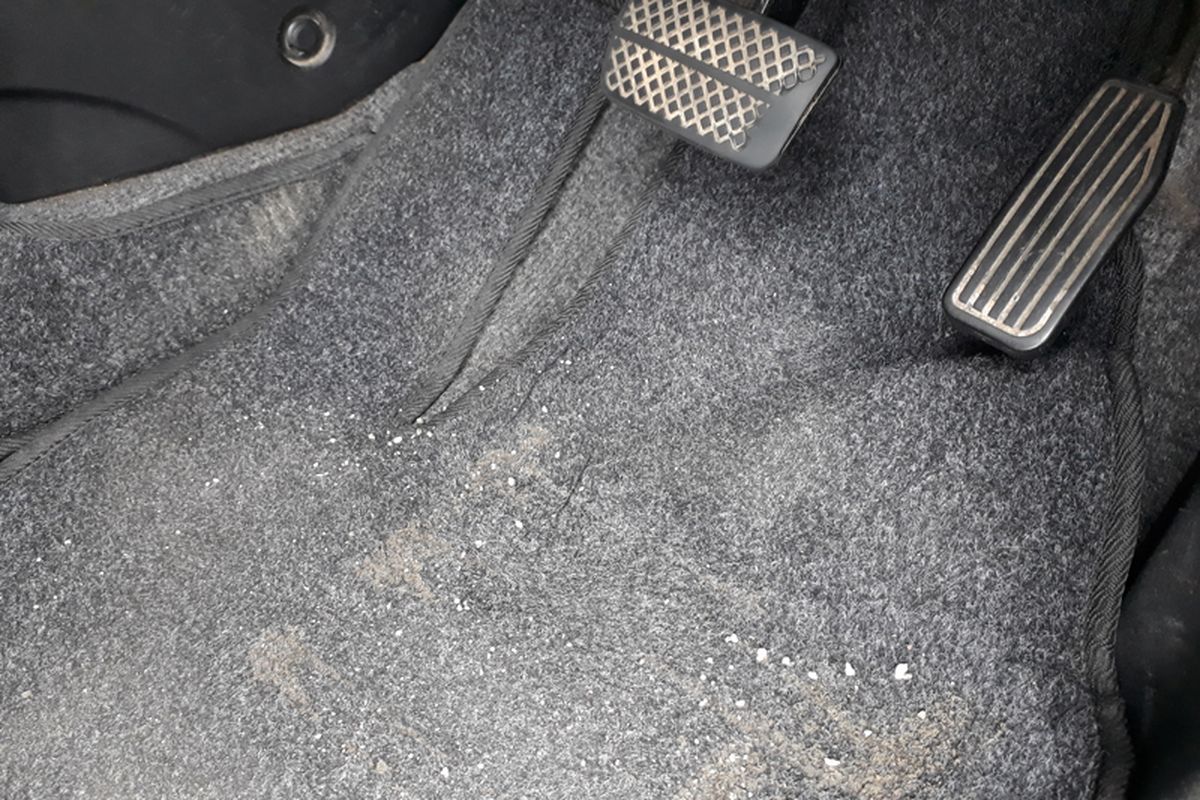 Sering Taruh Barang Basah di Kabin, Karpet Mobil Jadi Paling Terdampak