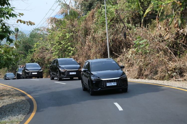 Adu Irit: Toyota Veloz Hybrid Vs BYD M6 DM, Siapa Paling Hemat?