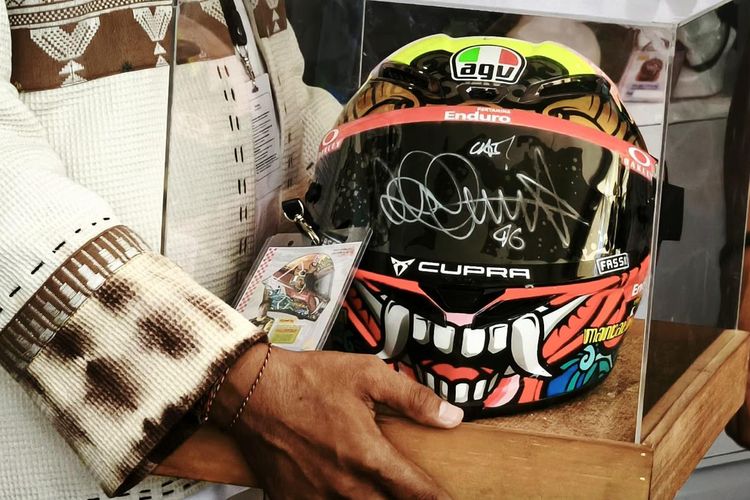 Pertamina Lelang Helm Bertanda Tangan Valentino Rossi, Laku Rp 15 Juta