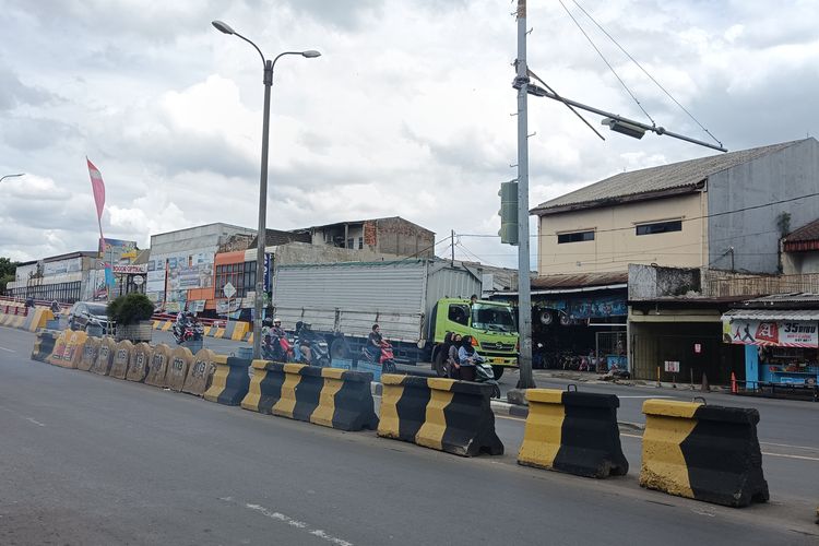Bahaya Lampu Lalu Lintas di Ujung Turunan