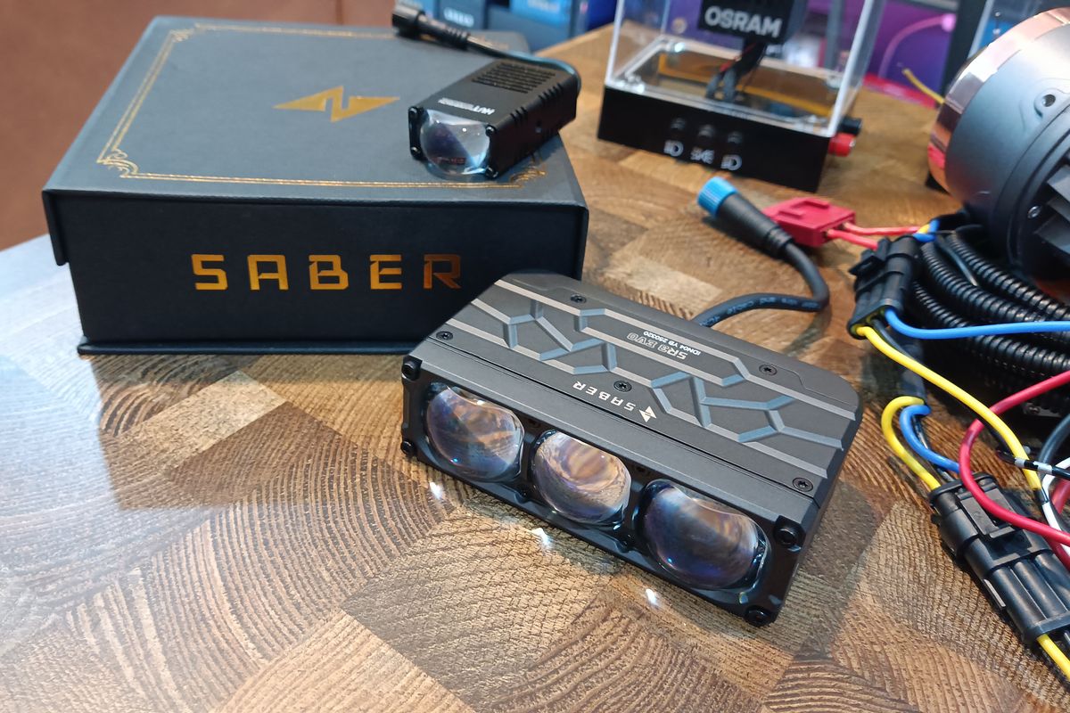 Mengapa Mini Proyektor Dianggap Jadi Solusi Lampu Mobil Terang?