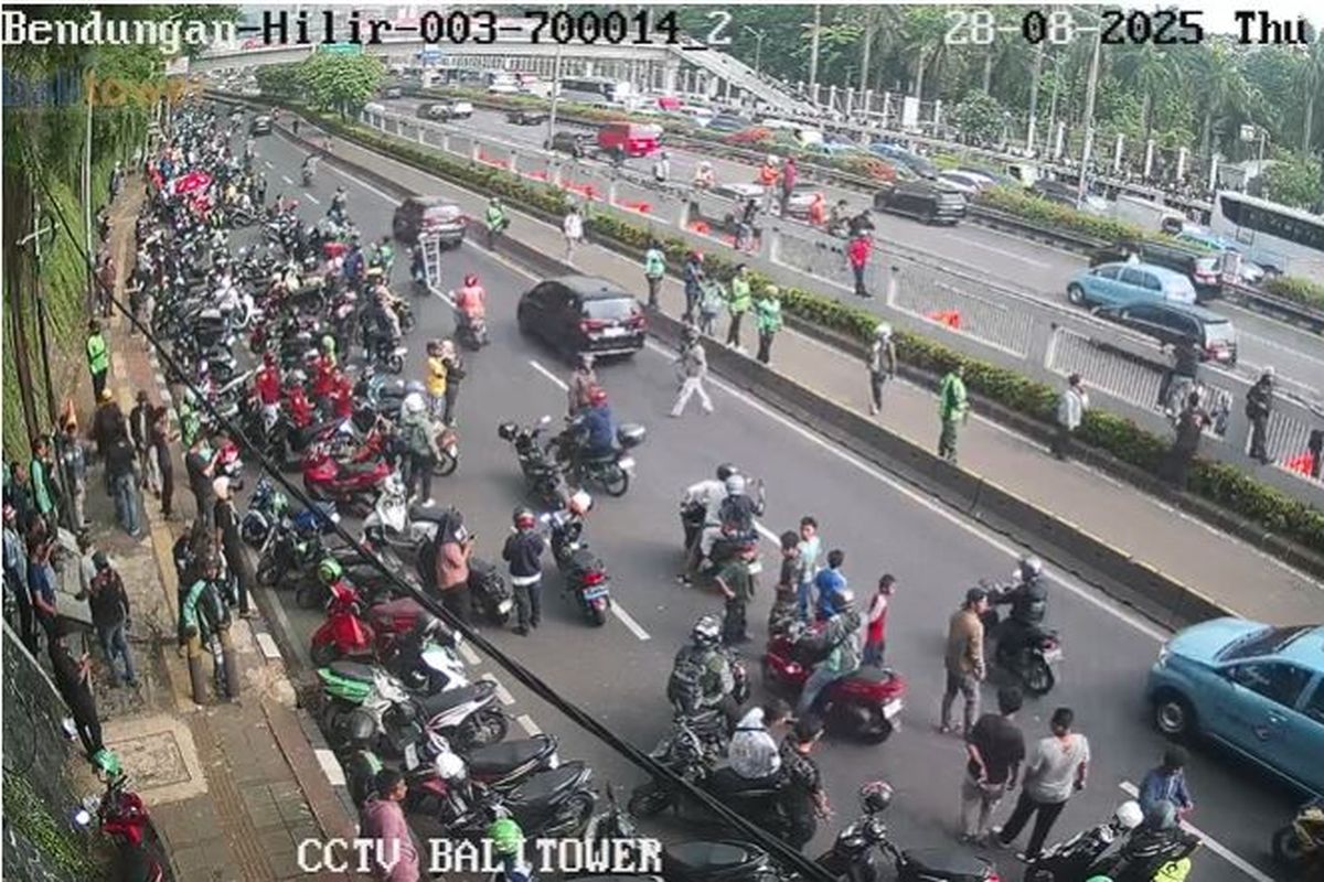 Tips Aman Berkendara Saat Terjebak di Kerumunan Aksi Massa