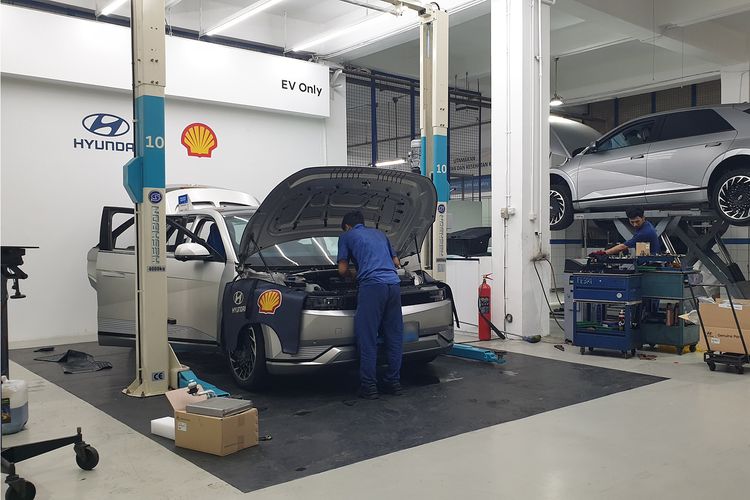 Mobil Listrik dan Hybrid: Lebih Aman di Turunan?