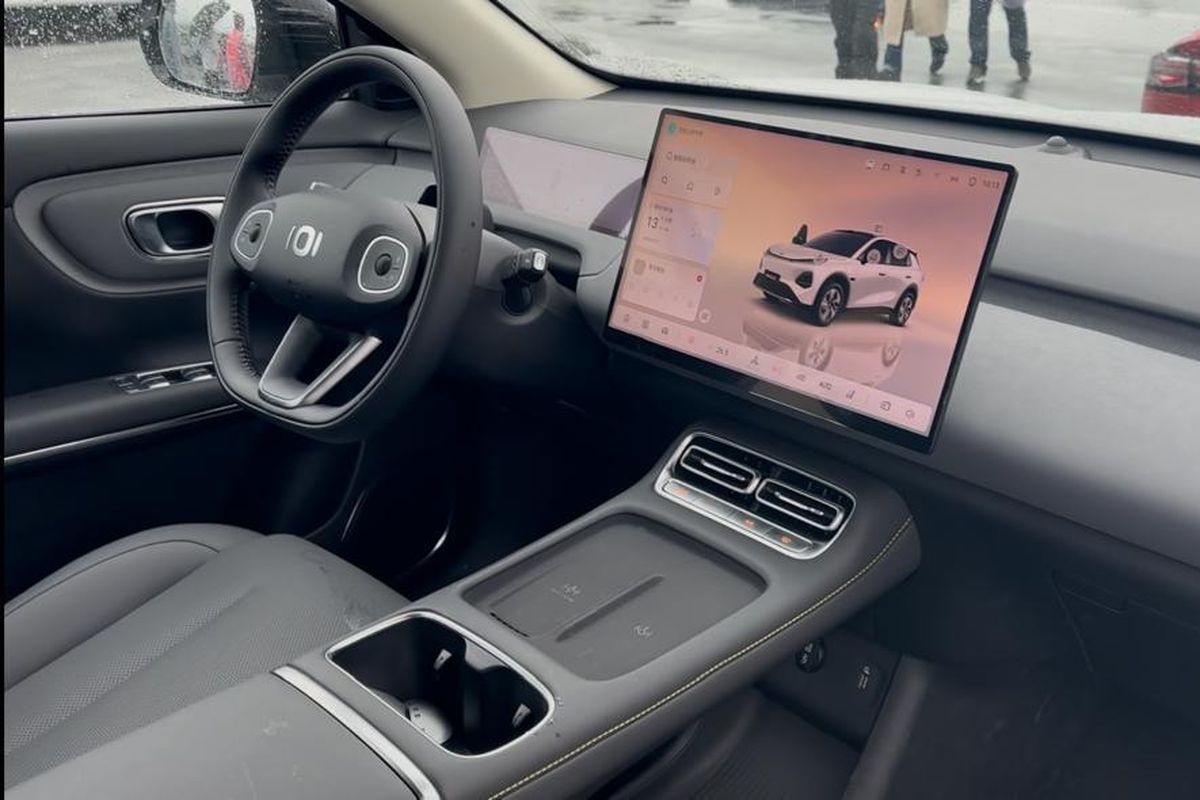 Mobil China Sudah Tidak Pakai Tombol Fisik, Ini Alasannya