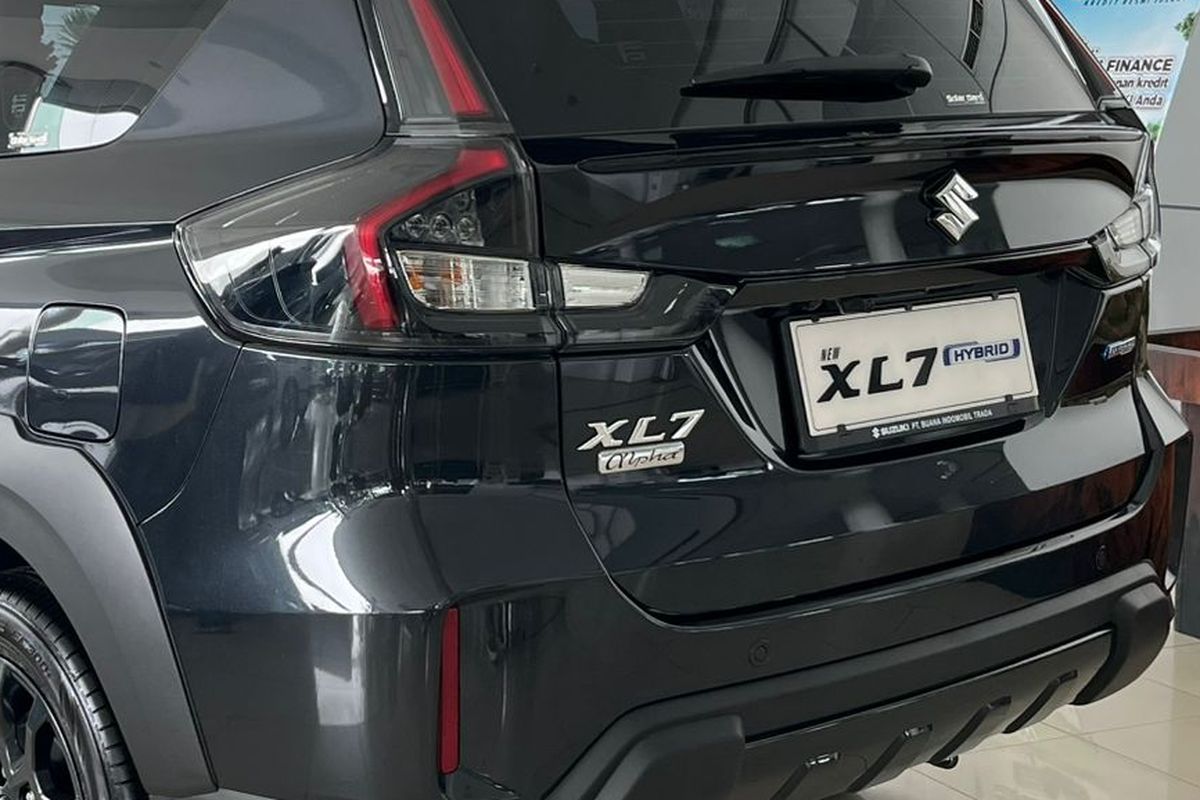 Suzuki , Bernuansa Gelap, Cek Wujud Suzuki XL7 Hybrid Alpha Kuro (Video)